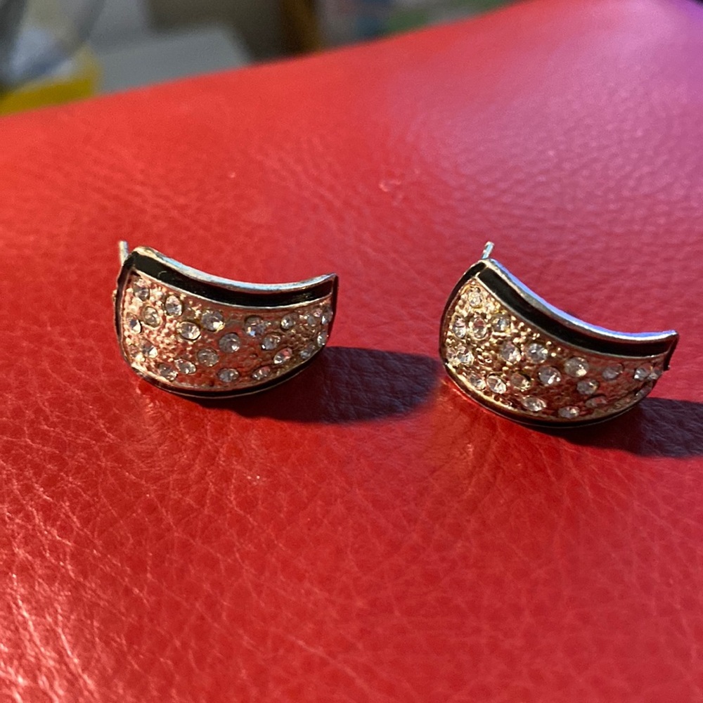 Gold earrings with diamond like crystals